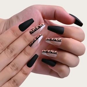 Black & White Animal Print fake nails.